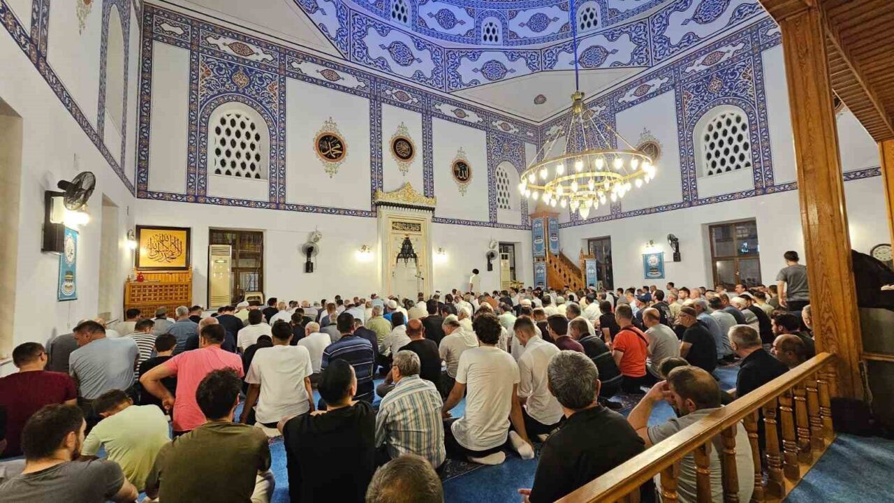 Balıkesir’in Bandırma ilçesinde vatandaşlar, Mevlid Kandili’nde camilere akın etti. Mevlid