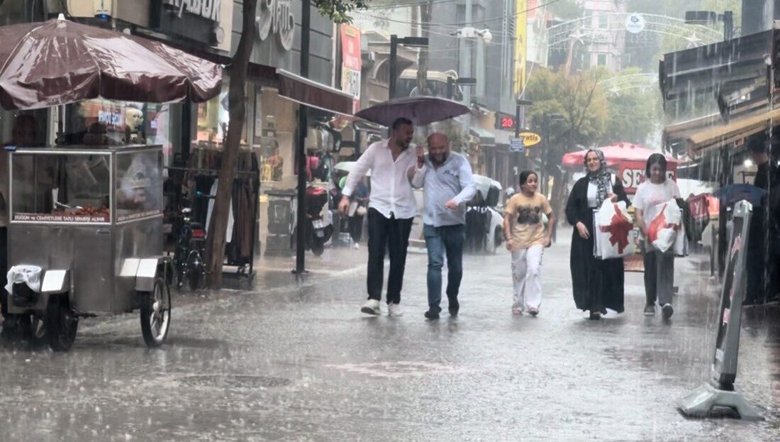 Balıkesir’in Bandırma ilçesinde öğle saatlerinde aniden başlayan sağanak yağış, vatandaşlara