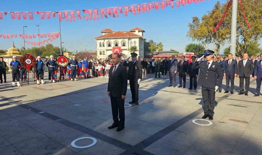 Bandırma’nın düşman işgalinden kurtuluşunun 103. yılı nedeniyle Cumhuriyet Meydanı’nda gerçekleştirilen