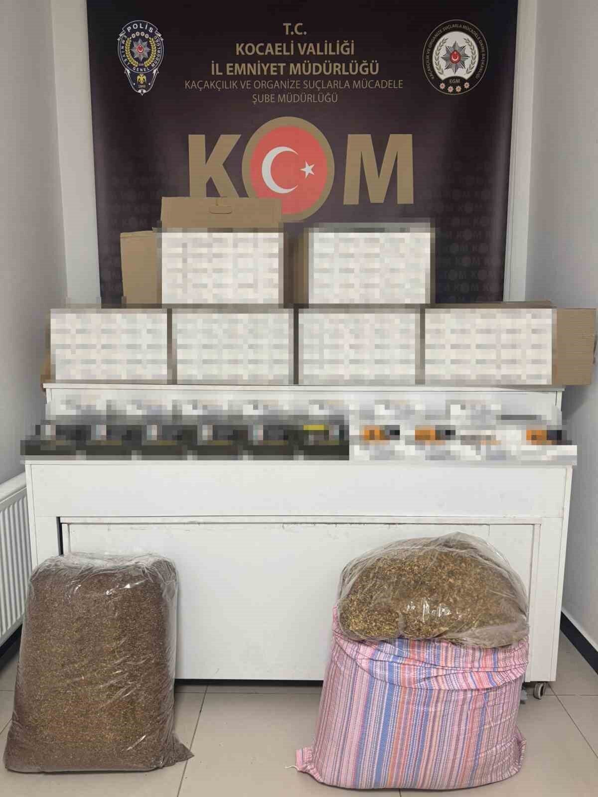 Kocaeli’nin İzmit ilçesinde polis ekiplerince bir araçta yapılan aramada bandrolsüz