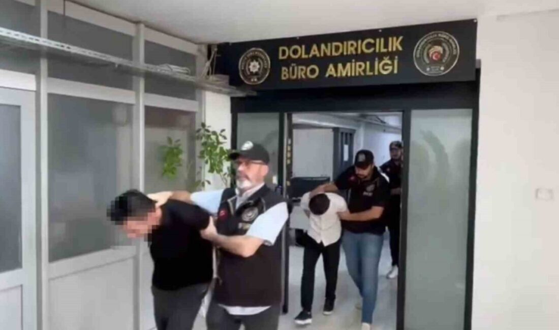 İzmir merkezli 26 ilde düzenlenen eş zamanlı operasyonda, banka görevlisi