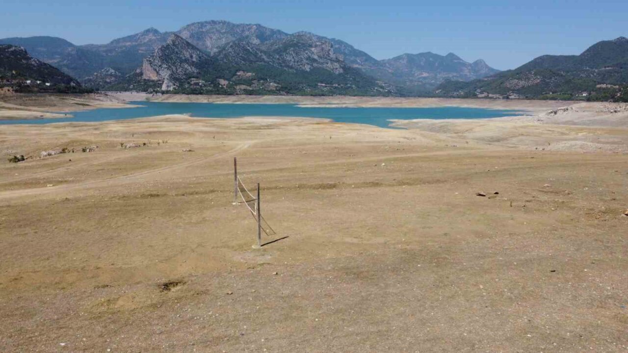 Adana’daki Kozan Barajı’nın doluluk oranı yüzde 10 seviyesine gerilerken çoraklaşan