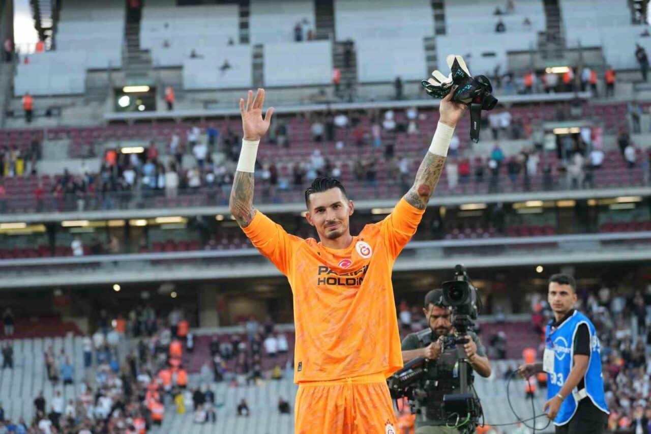 Galatasaraylı futbolcular Barış Alper Yılmaz, Wilfried Singo ve Uğurcan Çakır,