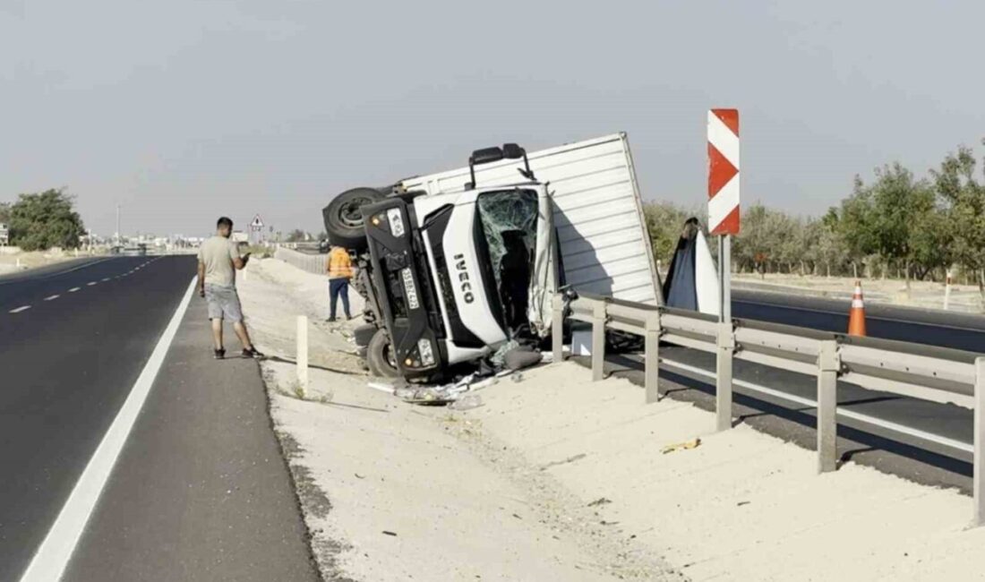 Aksaray’da sürücüsünün direksiyon hakimiyetini kaybettiği kamyonet kontrolden çıkarak refüje devrildi.