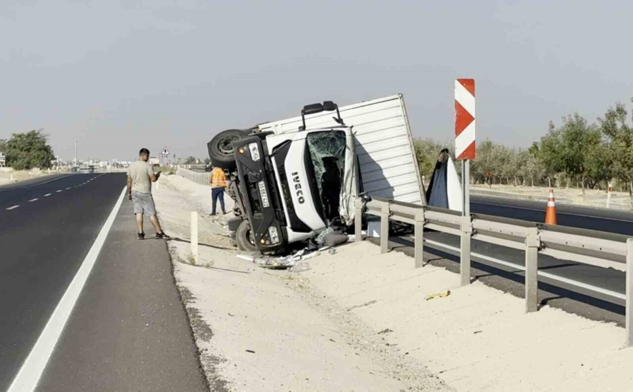 Aksaray’da sürücüsünün direksiyon hakimiyetini kaybettiği kamyonet kontrolden çıkarak refüje devrildi.