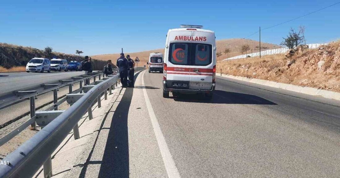 Afyonkarahisar’da kontrolden çıkarak yol kenarındaki bariyerlere çarpan motosiklet sürücüsü kazada