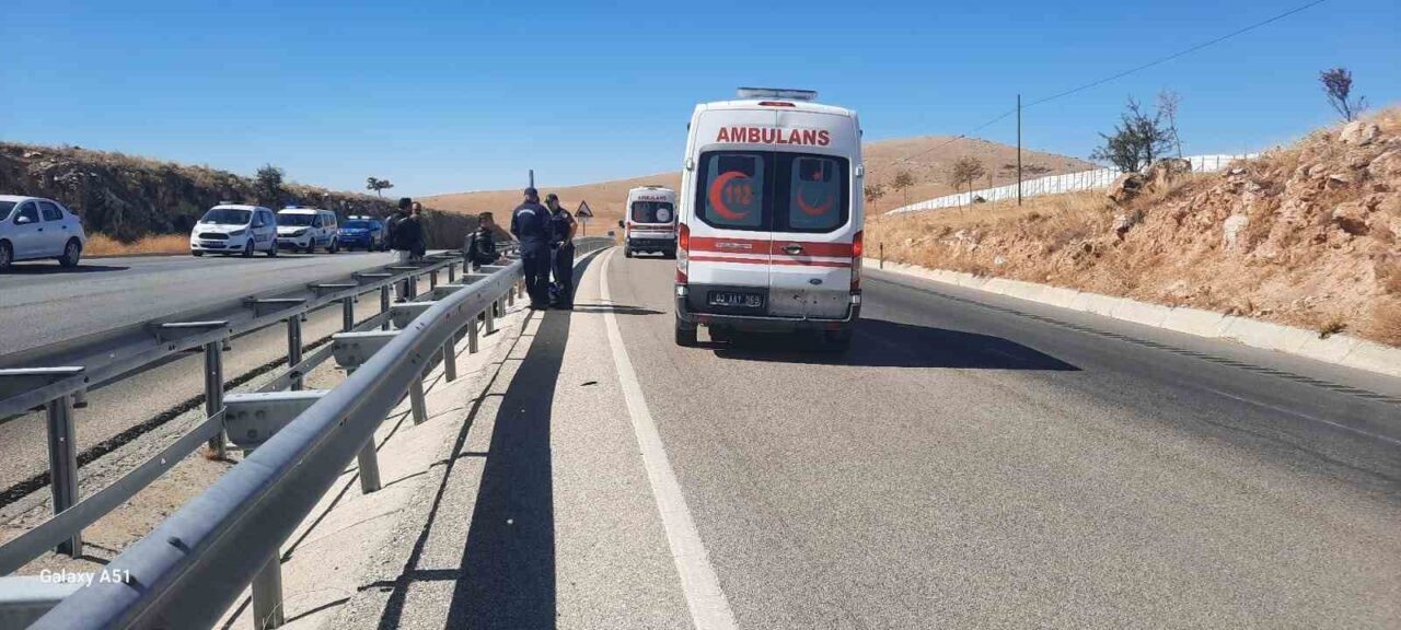 Afyonkarahisar’da kontrolden çıkarak yol kenarındaki bariyerlere çarpan motosiklet sürücüsü kazada