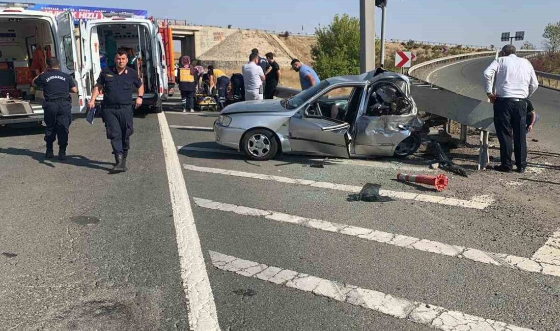 Kırıkkale’de kontrolden çıkan otomobilin bariyerlere çarparak hurdaya döndüğü kazada 1’i