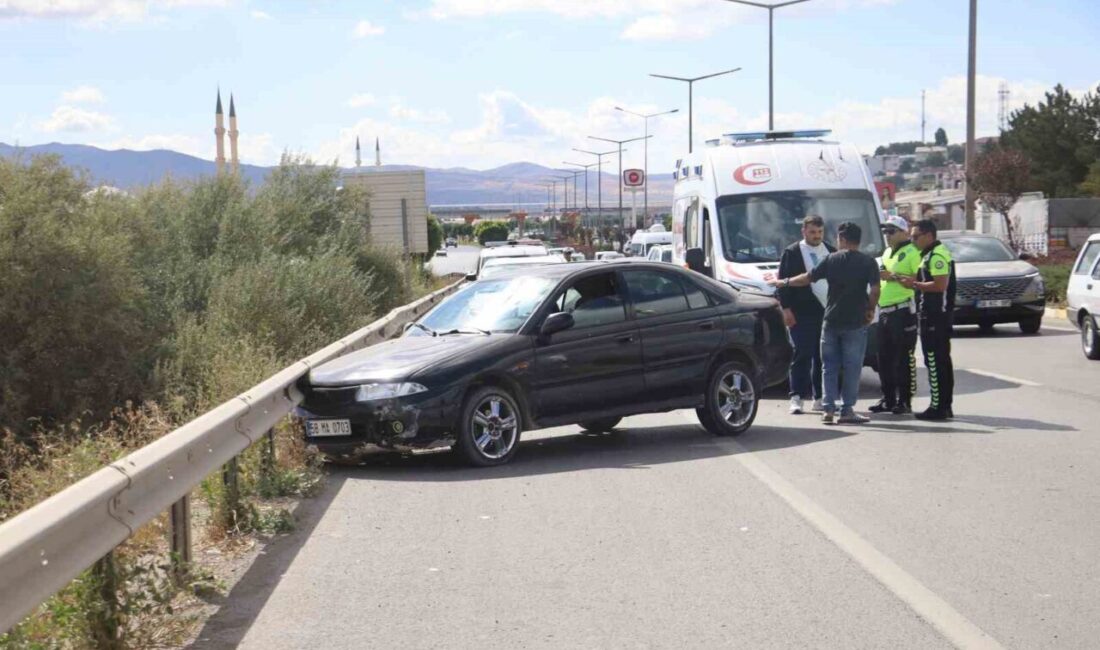 Sivas’ta yola kontrolsün giren otomobil, bariyerlerle tırın arasında sıkıştı. Metrelerce