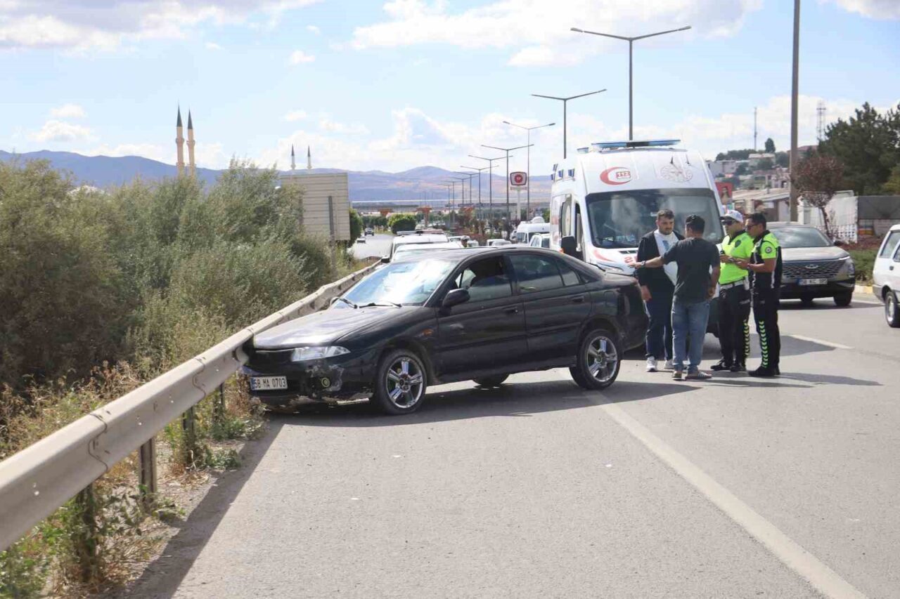 Sivas’ta yola kontrolsün giren otomobil, bariyerlerle tırın arasında sıkıştı. Metrelerce