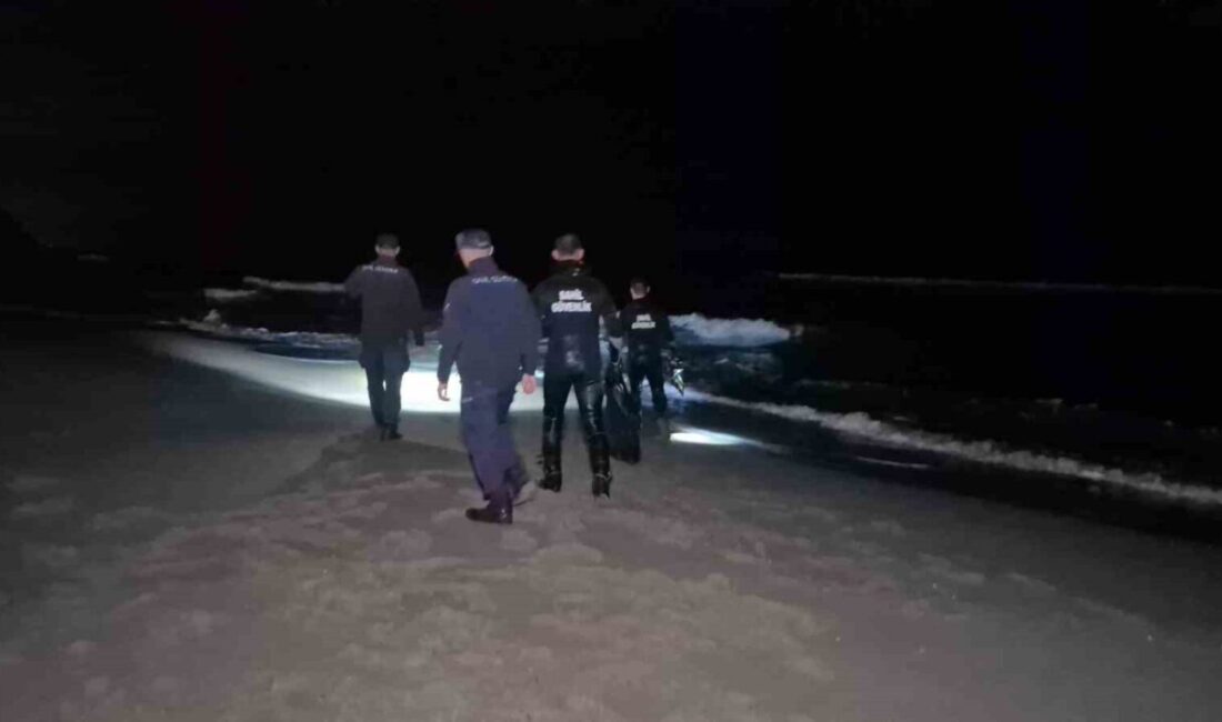 Bartın’da gece vakti kıyafetleri ile denize giren şahıs, ekipleri seferber