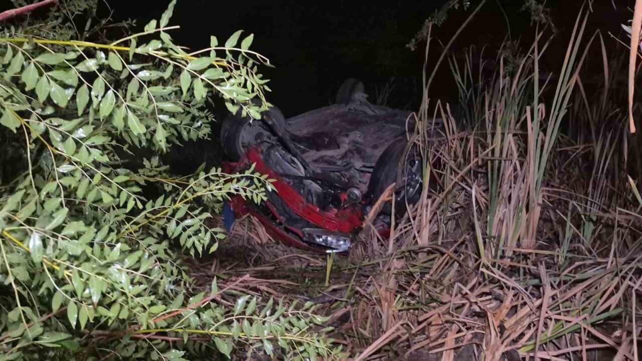 Bartın’da yoldan çıkan otomobil, şarampole uçtu. Takla atarak ters dönen