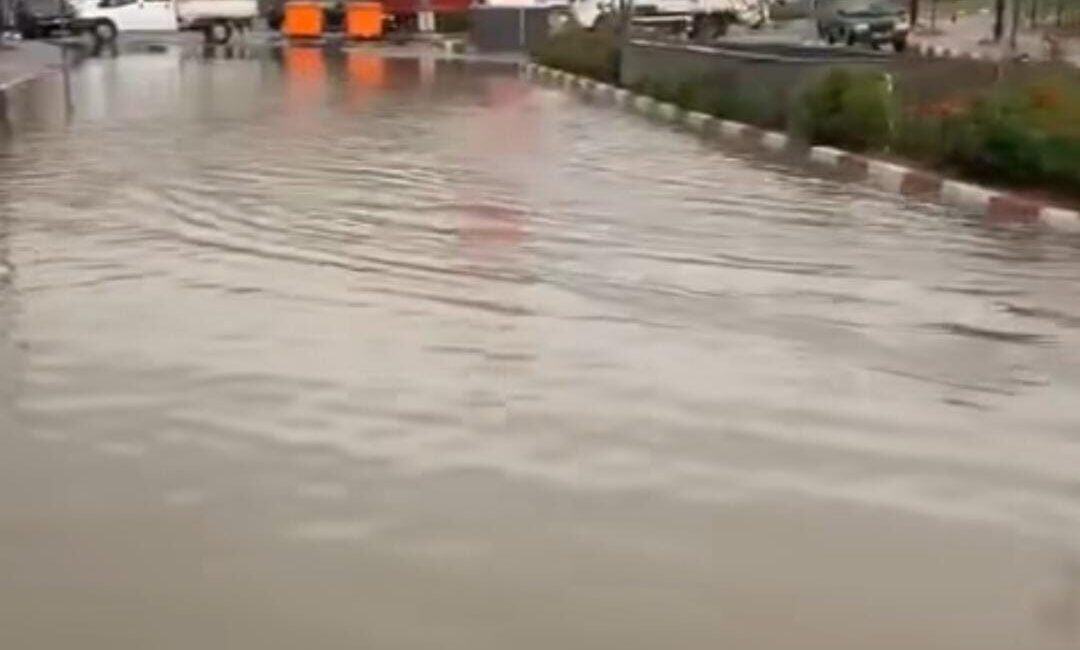 Bartın’ın Kozcağız beldesi etkili olan sağanak yağış nedeniyle caddeler nehre