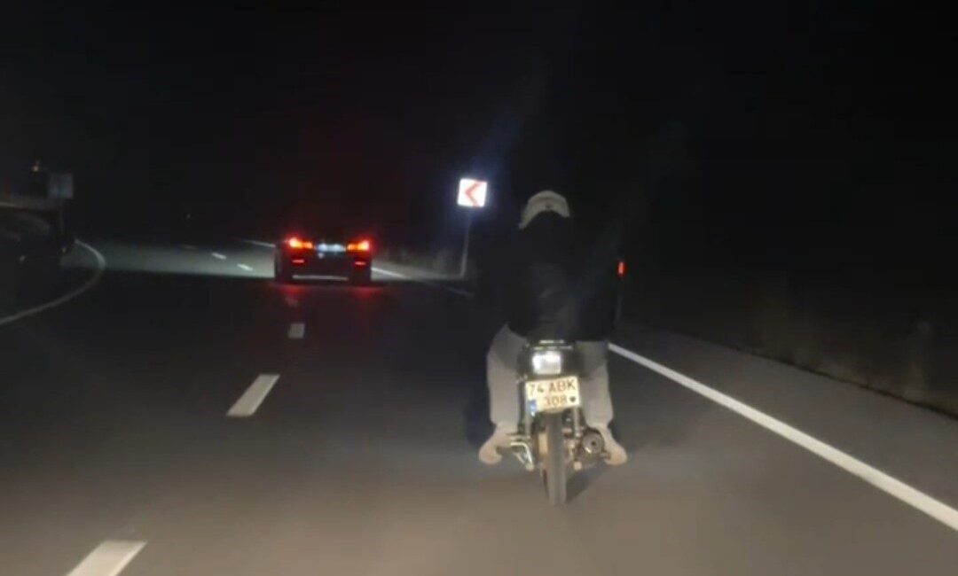 Bartın’da far ve stop lambaları yanmayan bir motosiklet sürücüsü trafiği