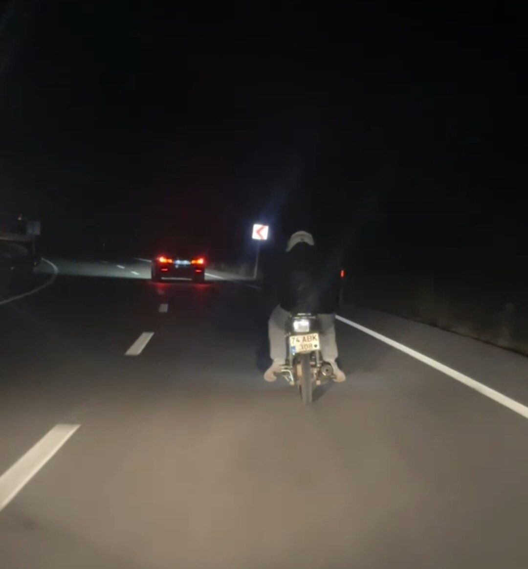 Bartın’da far ve stop lambaları yanmayan bir motosiklet sürücüsü trafiği