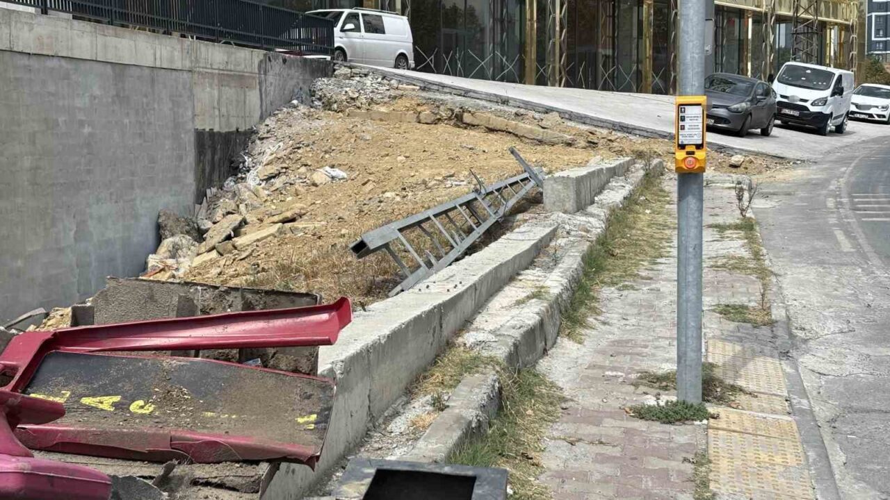 İstanbul’un Başakşehir ilçesinde kontrolden çıkan bir otomobil yol kenarındaki iş