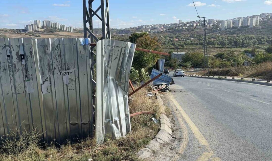 İstanbul’un Başakşehir ilçesinde kontrolden çıkan otomobil önce direğe ardından inşaat