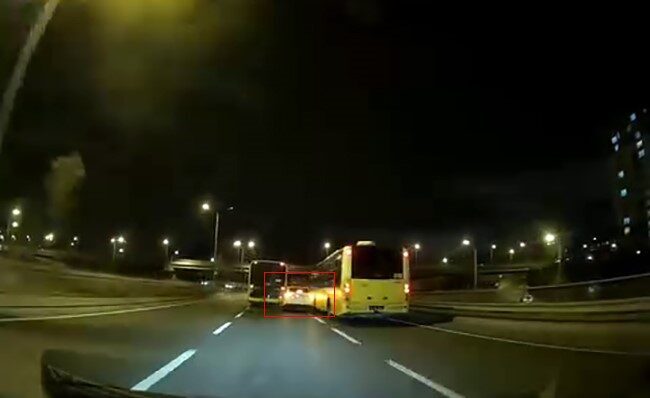 Başakşehir’de makas atan bir otomobil kontrolden çıkarak 2 İETT otobüsüne