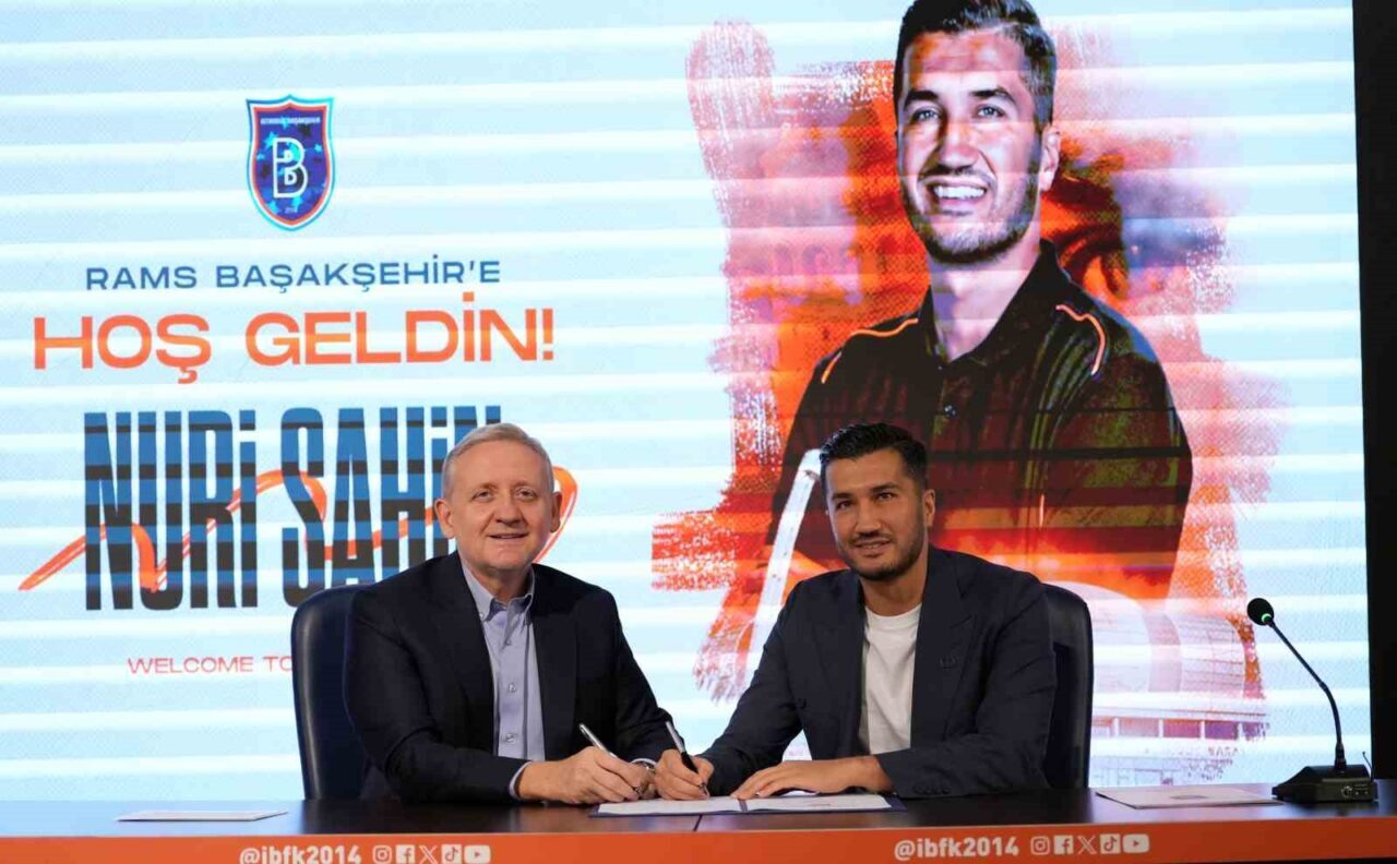 Başakşehir, yeni teknik direktörü Nuri Şahin için imza töreni gerçekleştirdi.