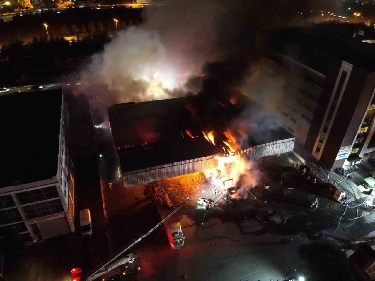 Başakşehir İkitelli Organize Sanayi Bölgesi’nde bir sevkiyat deposunda yangın çıktı.