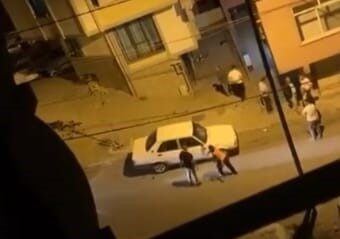 Başakşehir’de iki taraf arasında başlayan tartışma silahlı kavgaya dönüştü. Taraflar