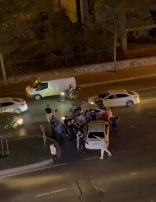 İstanbul Başakşehir’de iki sürücü arasında yol verme meselesi nedeniyle çıkan