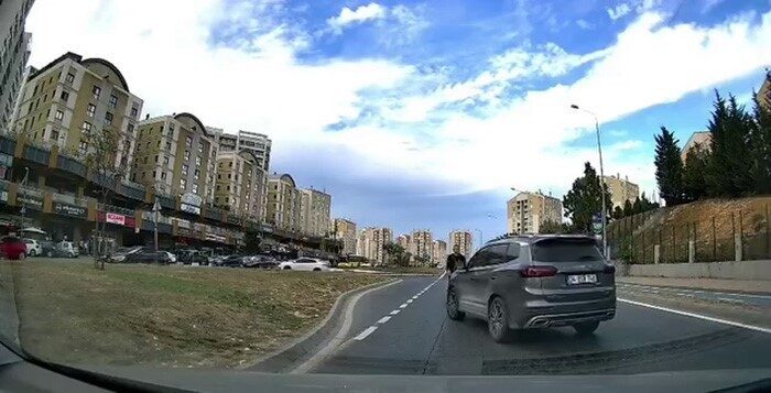 İstanbul’un Başakşehir ilçesinde iki sürücünün arasında yaşanan yol verme tartışması,