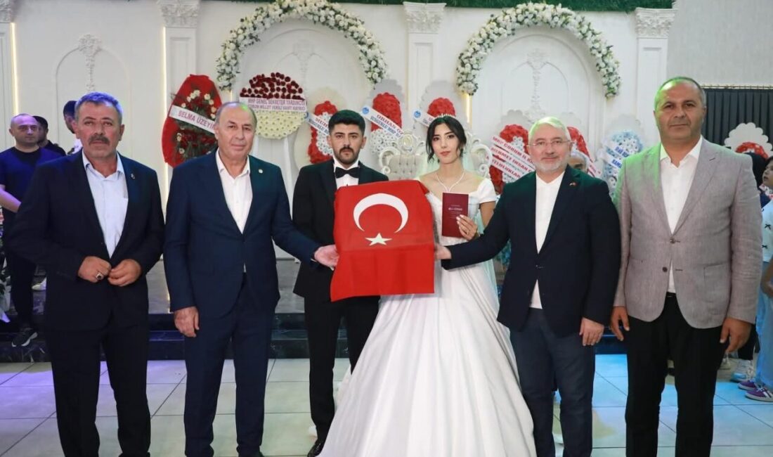 Alaca Belediye Başkanı Şerif Arslan dünyaevine giren kızı Zeynep Arslan