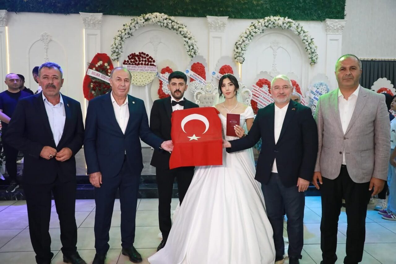 Alaca Belediye Başkanı Şerif Arslan dünyaevine giren kızı Zeynep Arslan