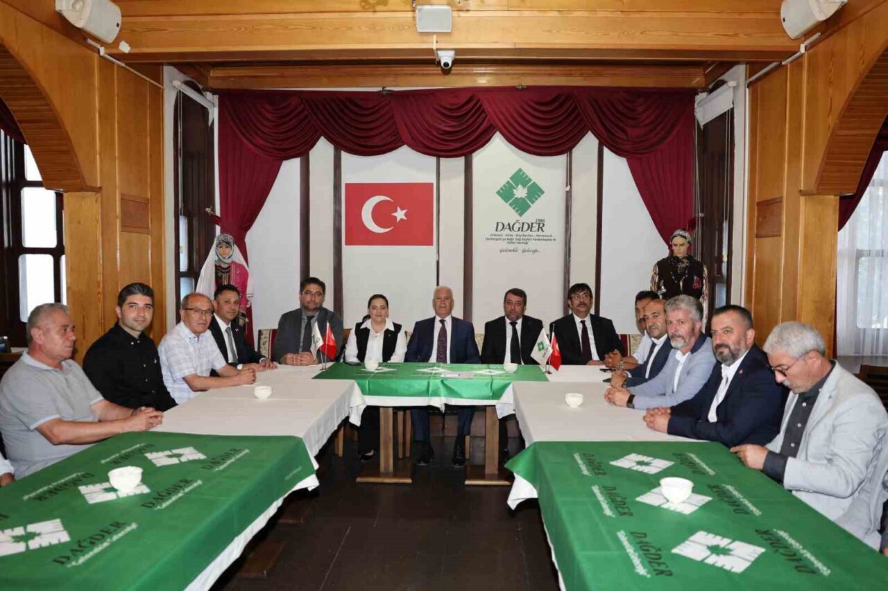 Bursa Büyükşehir Belediye Başkanı Mustafa Bozbey, gençlerin kendi yörelerinde mutlu