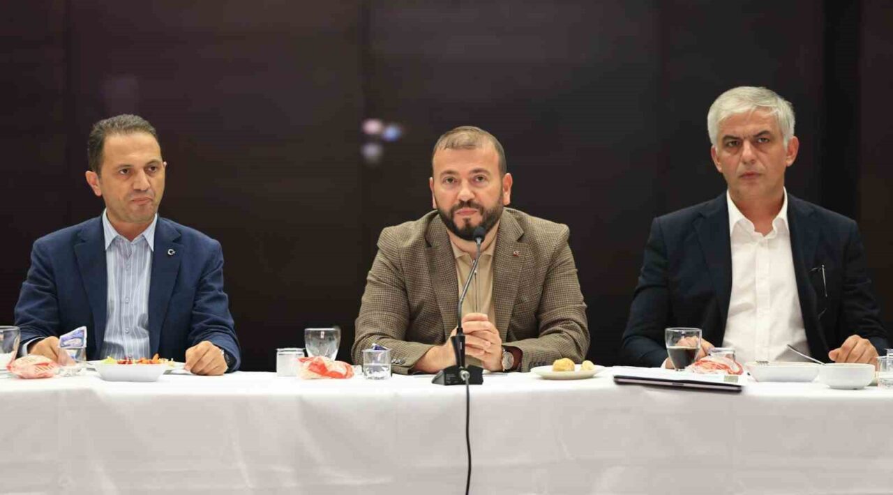 Arnavutköy Belediye Başkanı Mustafa Candaroğlu, Sazlıbosna’da yapımı devam eden sosyal