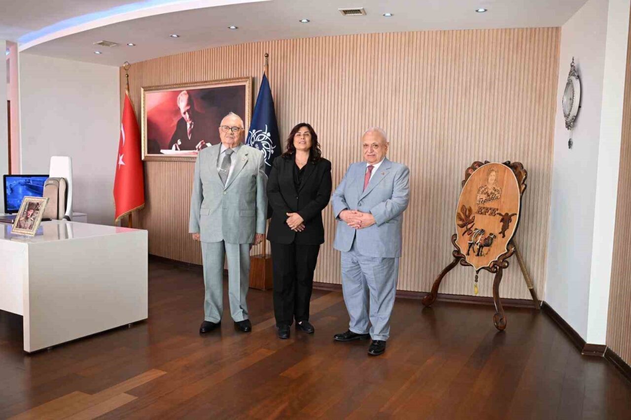 Aydın Büyükşehir Belediye Başkanı Özlem Çerçioğlu, eski Turizm Bakanı Atilla
