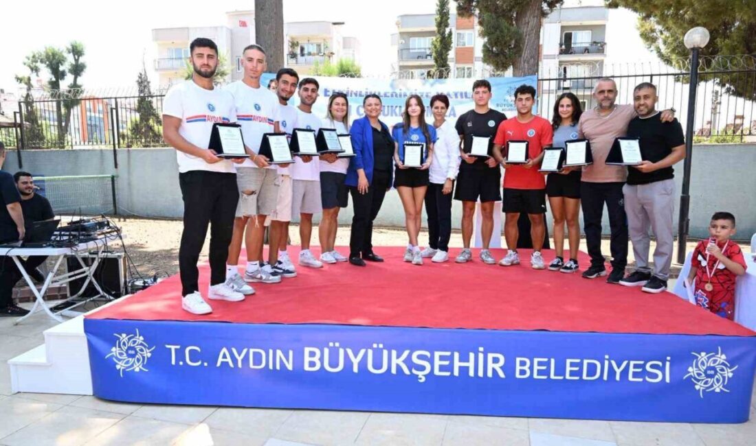 Aydın Büyükşehir Belediyesi’nin otizmli bireyler için her yıl düzenlediği yüzme
