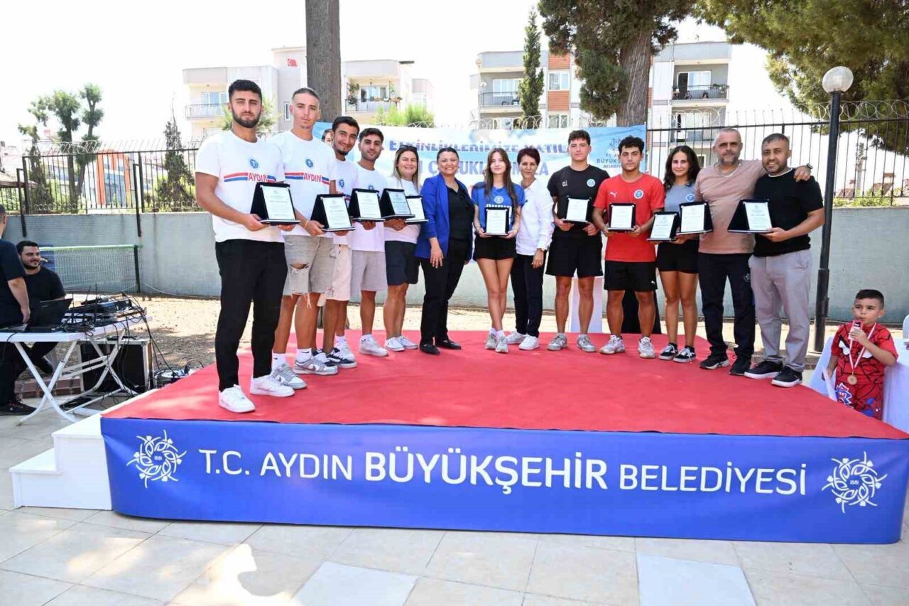 Aydın Büyükşehir Belediyesi’nin otizmli bireyler için her yıl düzenlediği yüzme