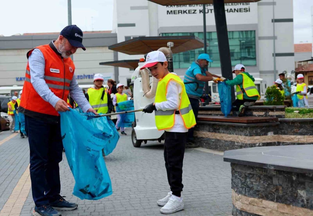 Kocasinan Belediyesi, Dünya Temizlik Günü dolayısıyla öğrencilerle birlikte çevre temizliği
