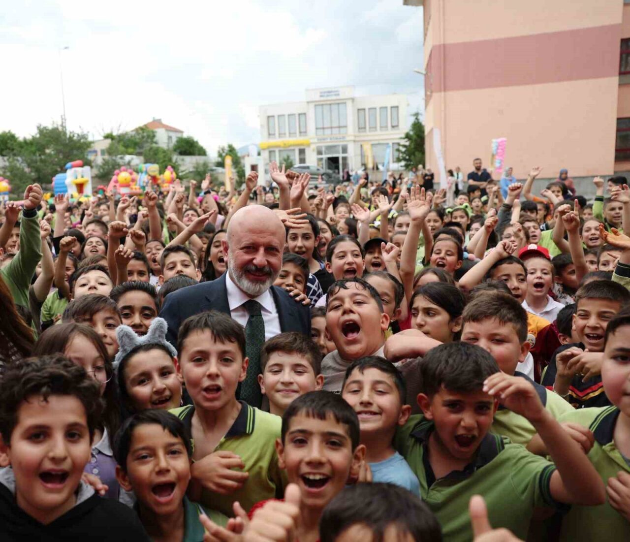 Kocasinan Belediyesi, kırsal mahallelerdeki çocukların yüzünü güldürmeye devam ediyor. Bu