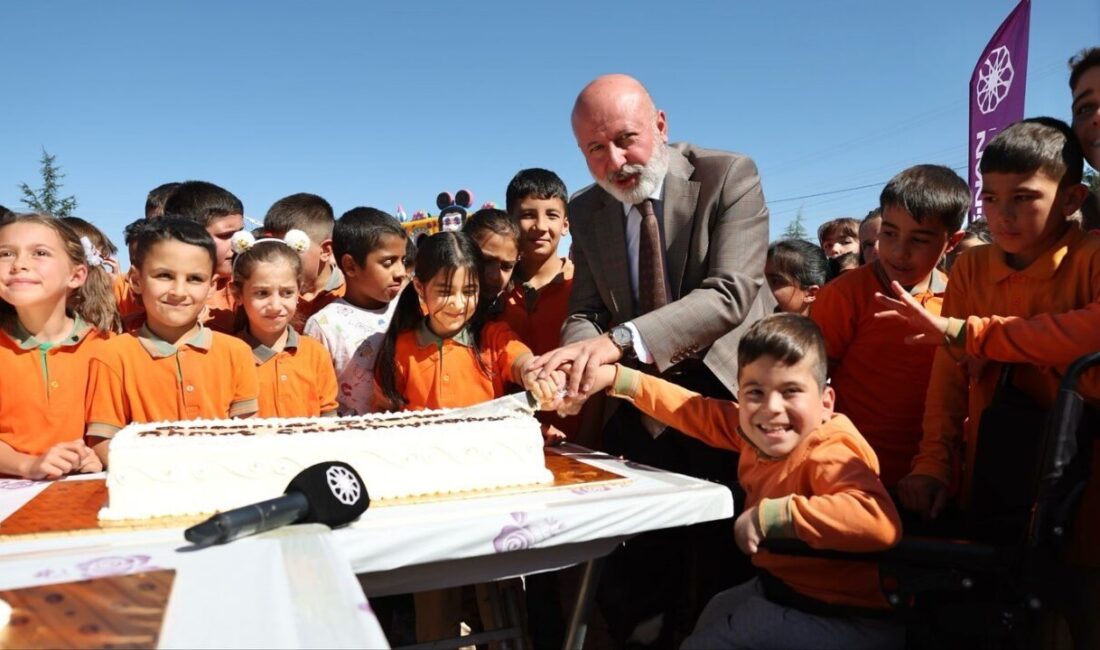 Kocasinan Belediye Başkanı Ahmet Çolakbayrakdar, Buğdaylı Mahallesi’ndeki Şehit Ömer Delibaş