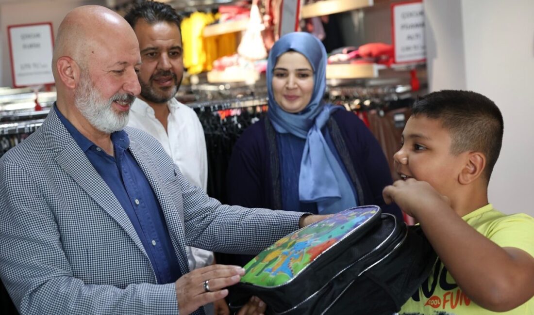 Kocasinan Belediye Başkanı Ahmet Çolakbayrakdar, Dost Eli Projesi kapsamında vatandaşlara