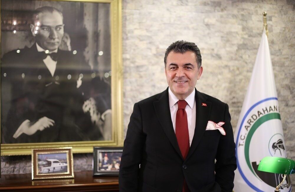 Ardahan Belediye Başkanı Faruk Demir, 2025-2026 eğitim-öğretim yılının başlaması dolayısıyla