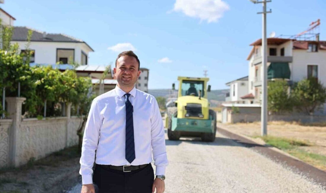 Denizli’nin Çivril ilçesinde iş makinesinin direksiyonuna geçen Belediye Başkanı Semih