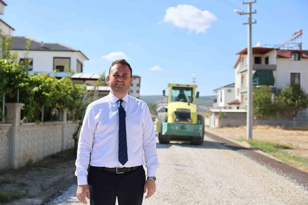 Denizli’nin Çivril ilçesinde iş makinesinin direksiyonuna geçen Belediye Başkanı Semih