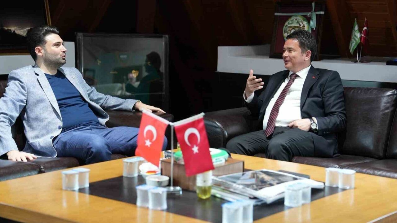 Osmangazi Belediye Başkanı Erkan Aydın, Bursaspor Başkanı Enes Çelik’i ziyaret