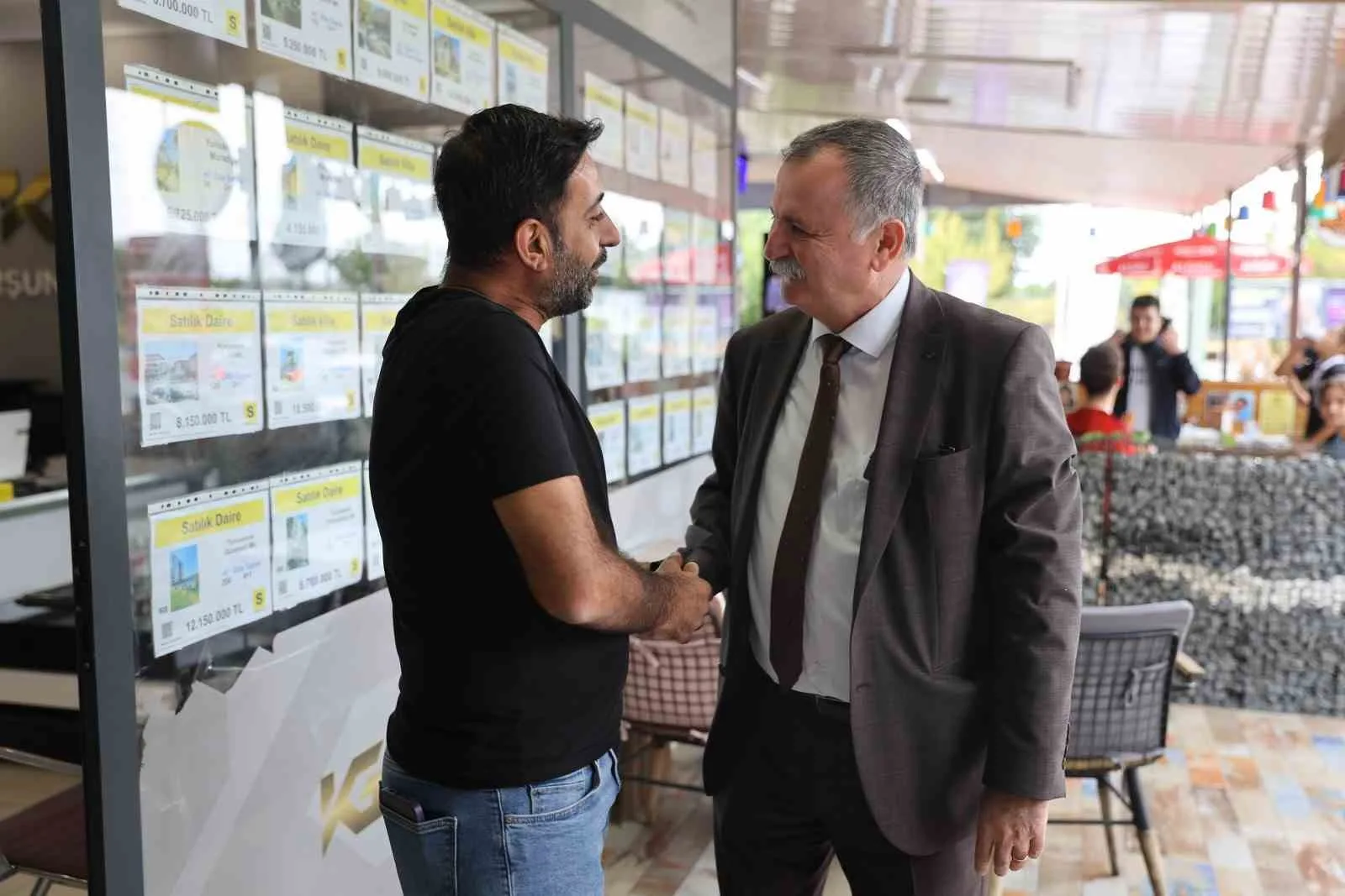 Esnaf ziyaretlerini sürdüren Yunusemre Belediye Başkanı Semih Balaban 75. Yıl