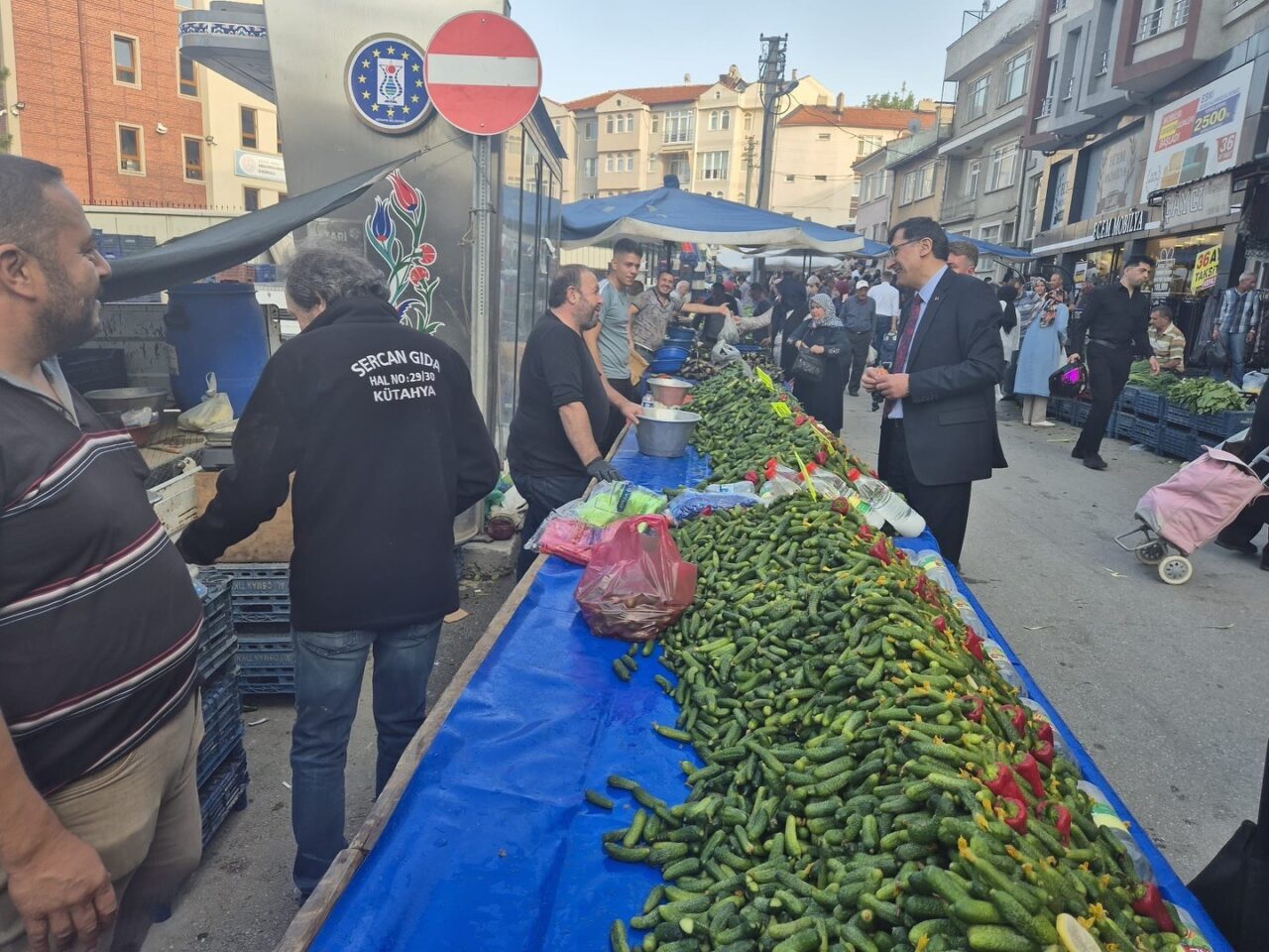 Kütahya Belediye Başkanı Eyüp Kahveci, Cumartesi Pazarı’nı ziyaret ederek esnaf