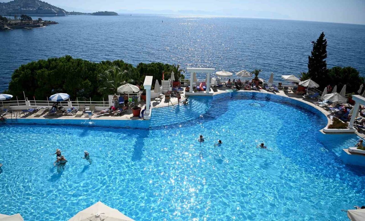 Kuşadası Belediye Başkanı Ömer Günel, turizmcilerle bir araya geldikleri toplantının