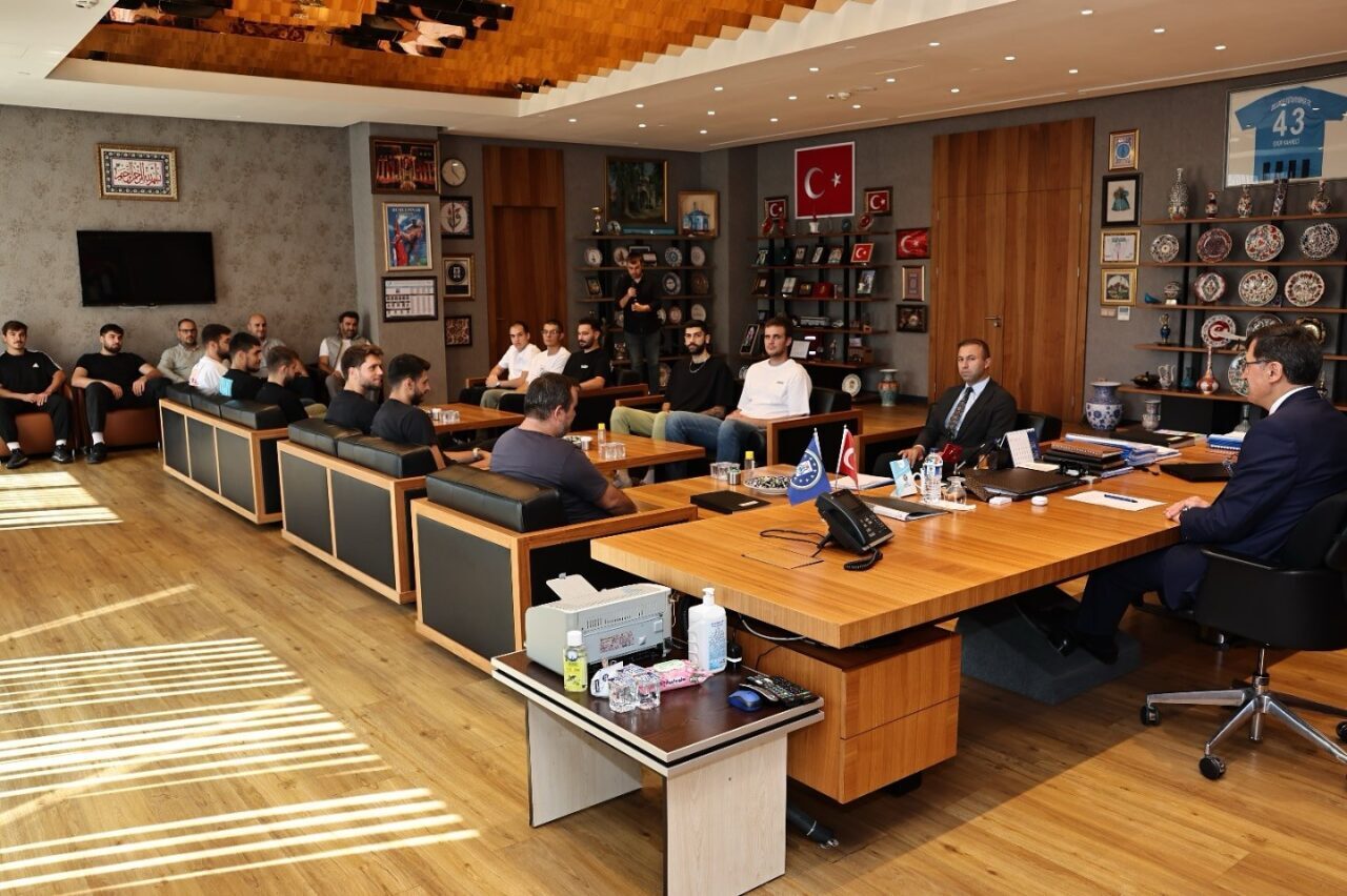 Kütahya Belediye Başkanı Eyüp Kahveci, başarılarıyla şehri gururlandıran Kütahya Belediyespor