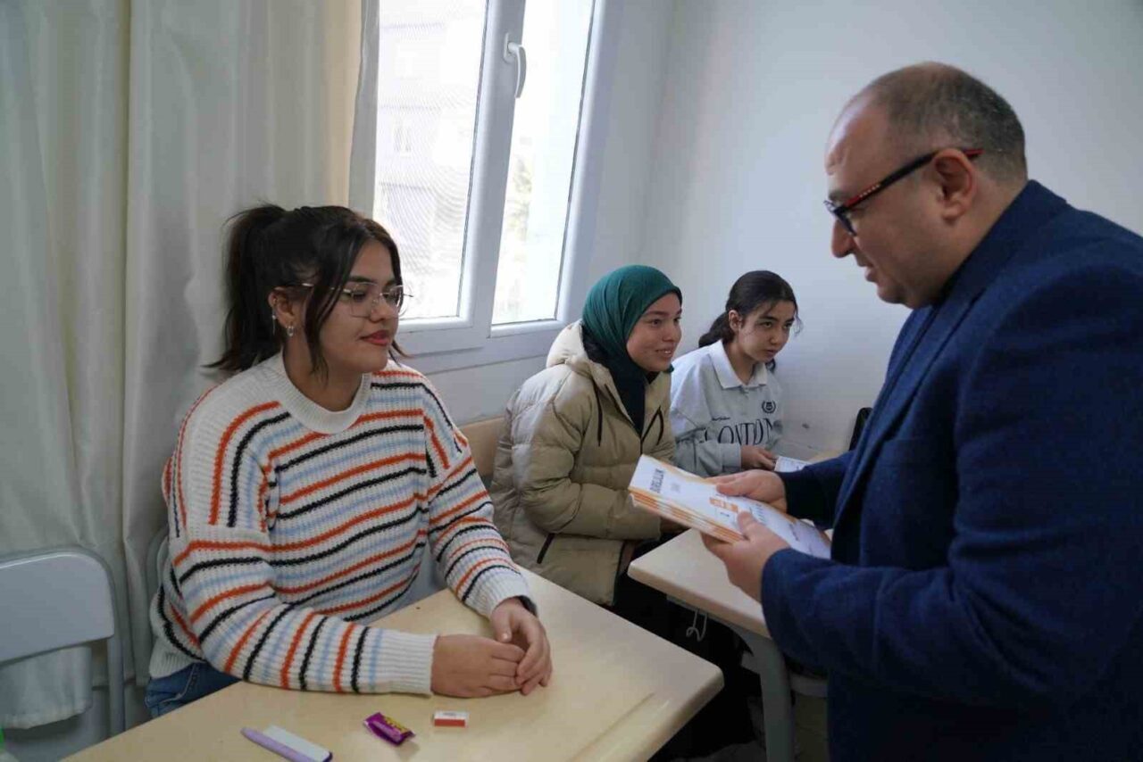 Mersin’in Erdemli Belediye Başkanı Mustafa Kara, gençlerin eğitime erişimini kolaylaştırmak