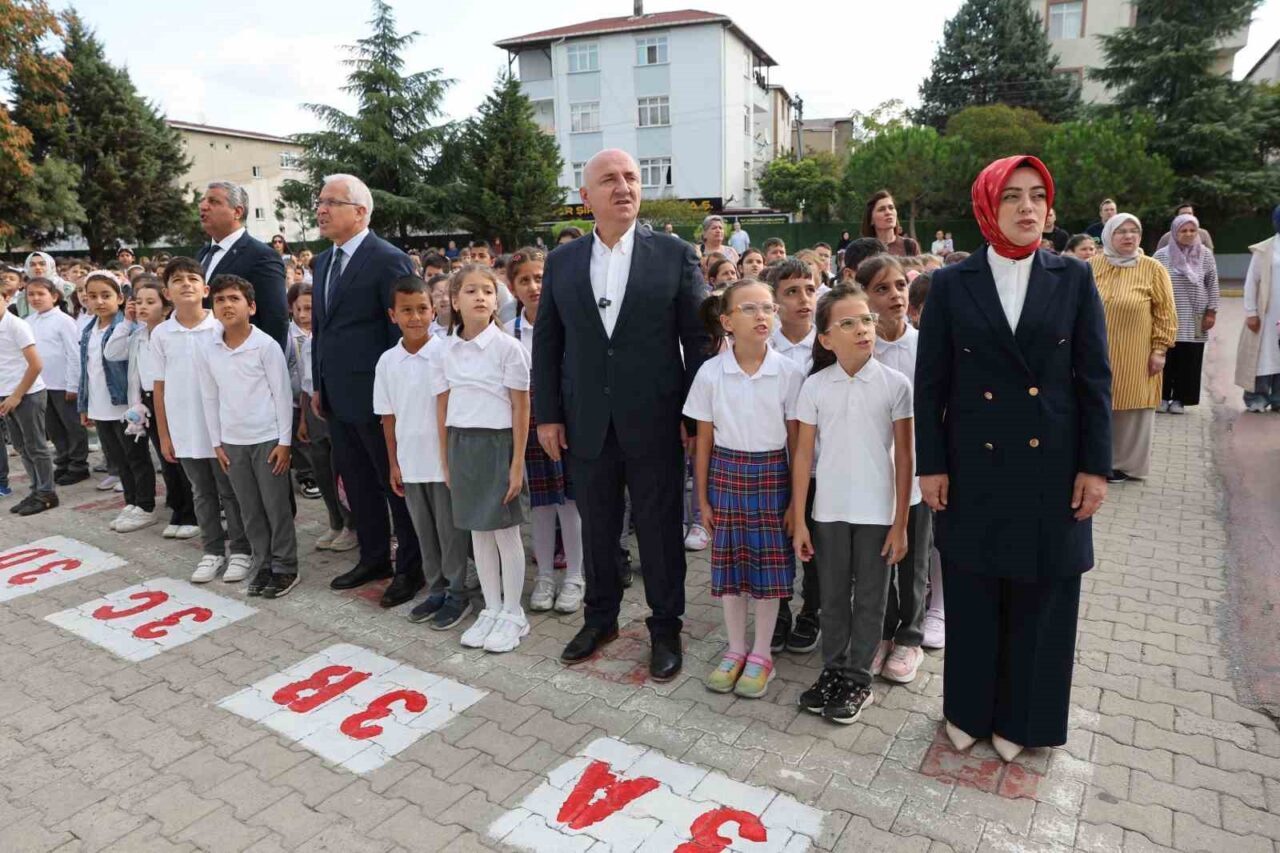 Darıca Belediye Başkanı Muzaffer Bıyık, yeni eğitim öğretim yılının başlamasıyla
