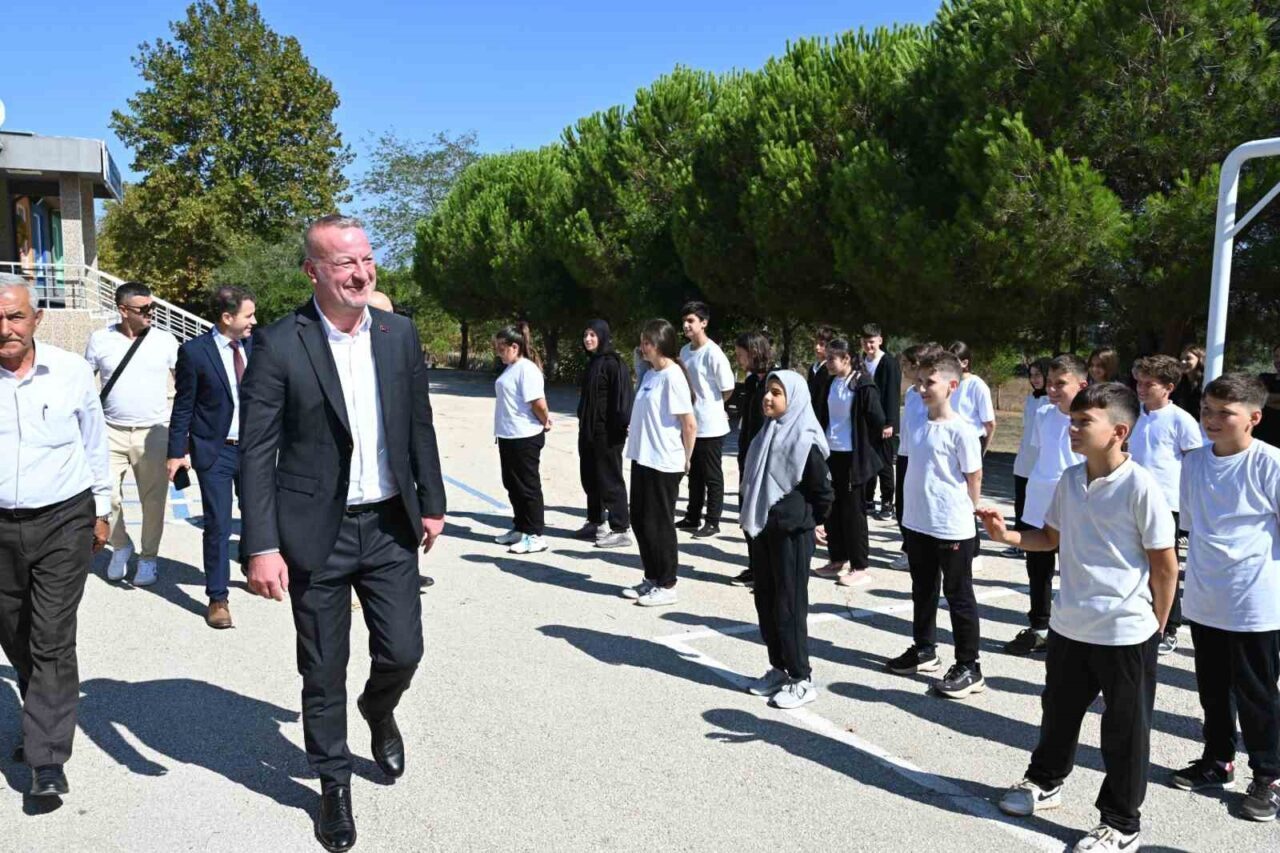 Karacabey Belediye Başkanı Fatih Karabatı, Okul Aile Birliği Başkanı Gamze