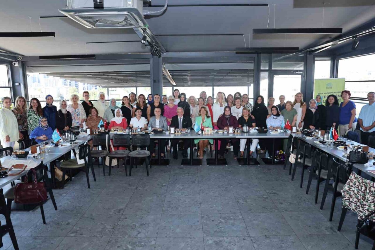 Nilüfer Belediye Başkanı Şadi Özdemir, ilçedeki kadın derneklerinin temsilcileriyle bir